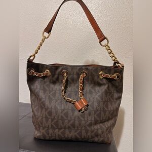 EUC Michael Kors Brown Signature
Coated Canvas and Leather Frankie
Bucket Bag
